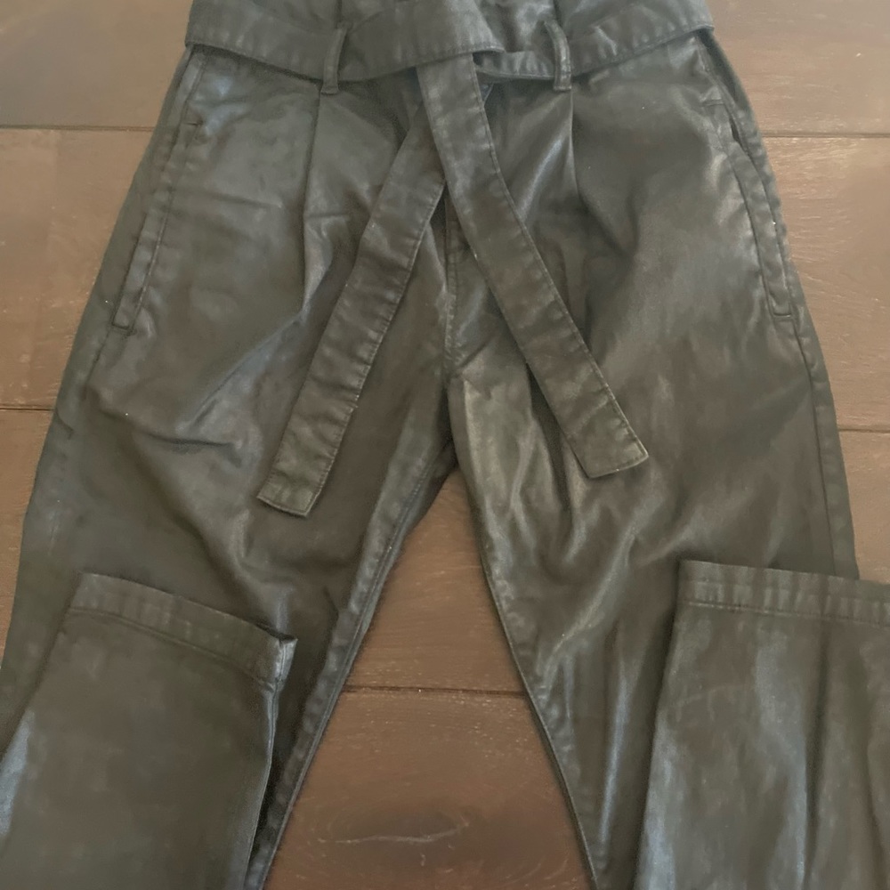 DL 1961 chic, waxed effect black pants, cinched waist. Size 27